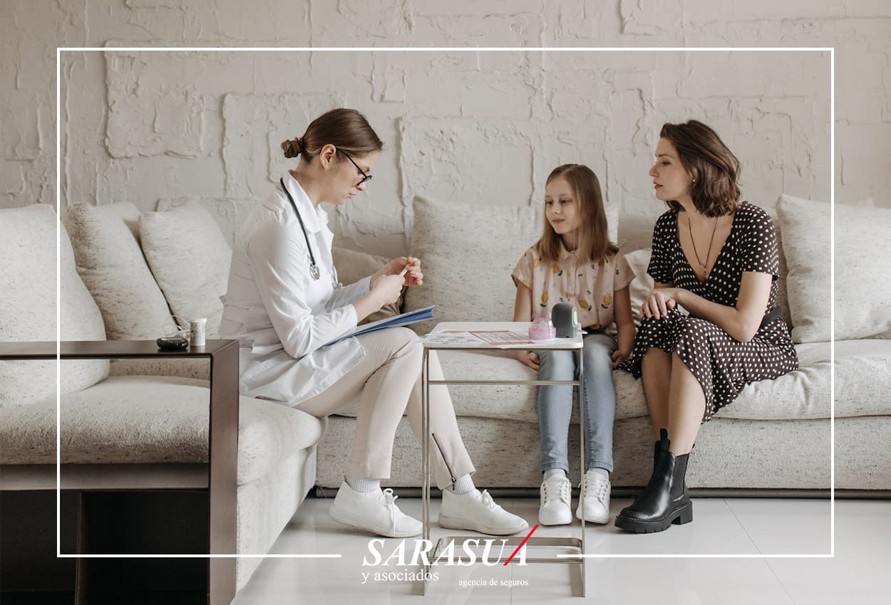 Familia recibiendo Atención Médica con su Seguro