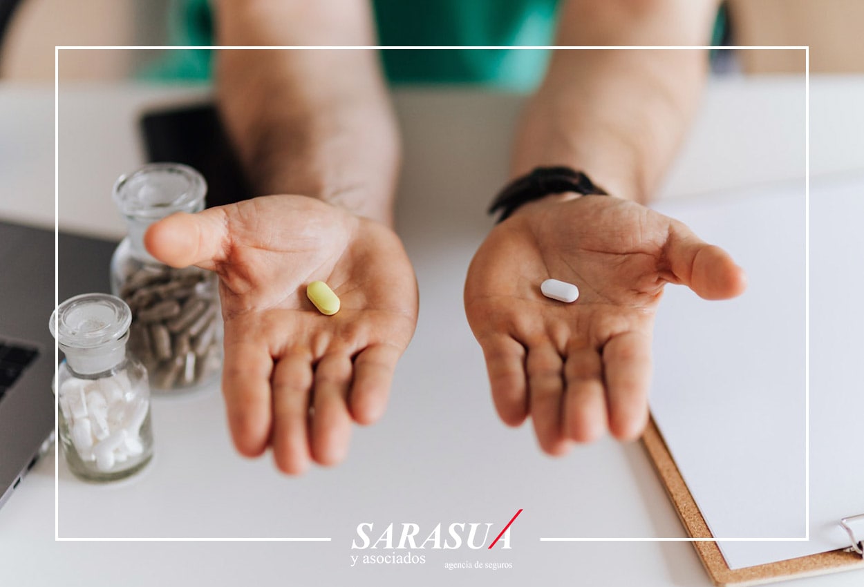 Dos manos cuidadas por un seguro de salud