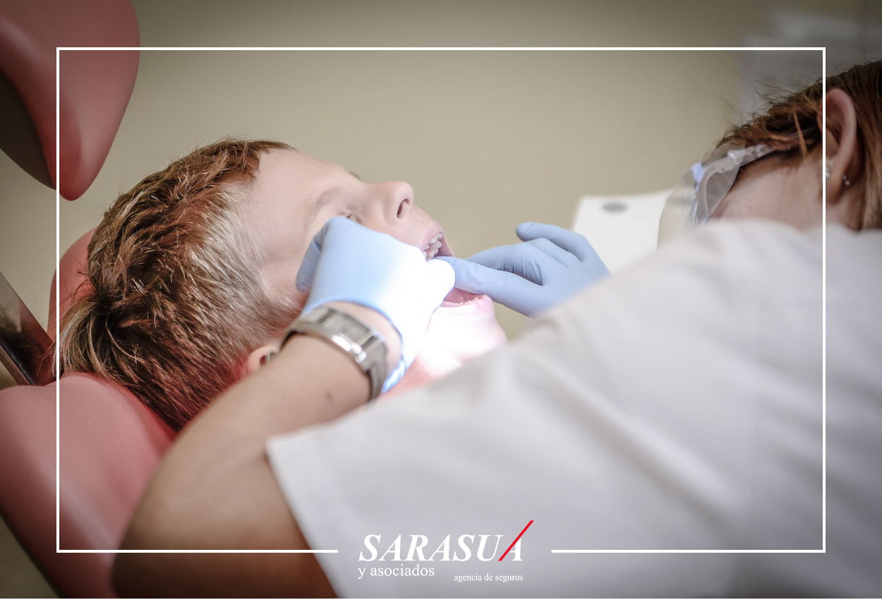 Niño en el Dentista con un Seguro Dental