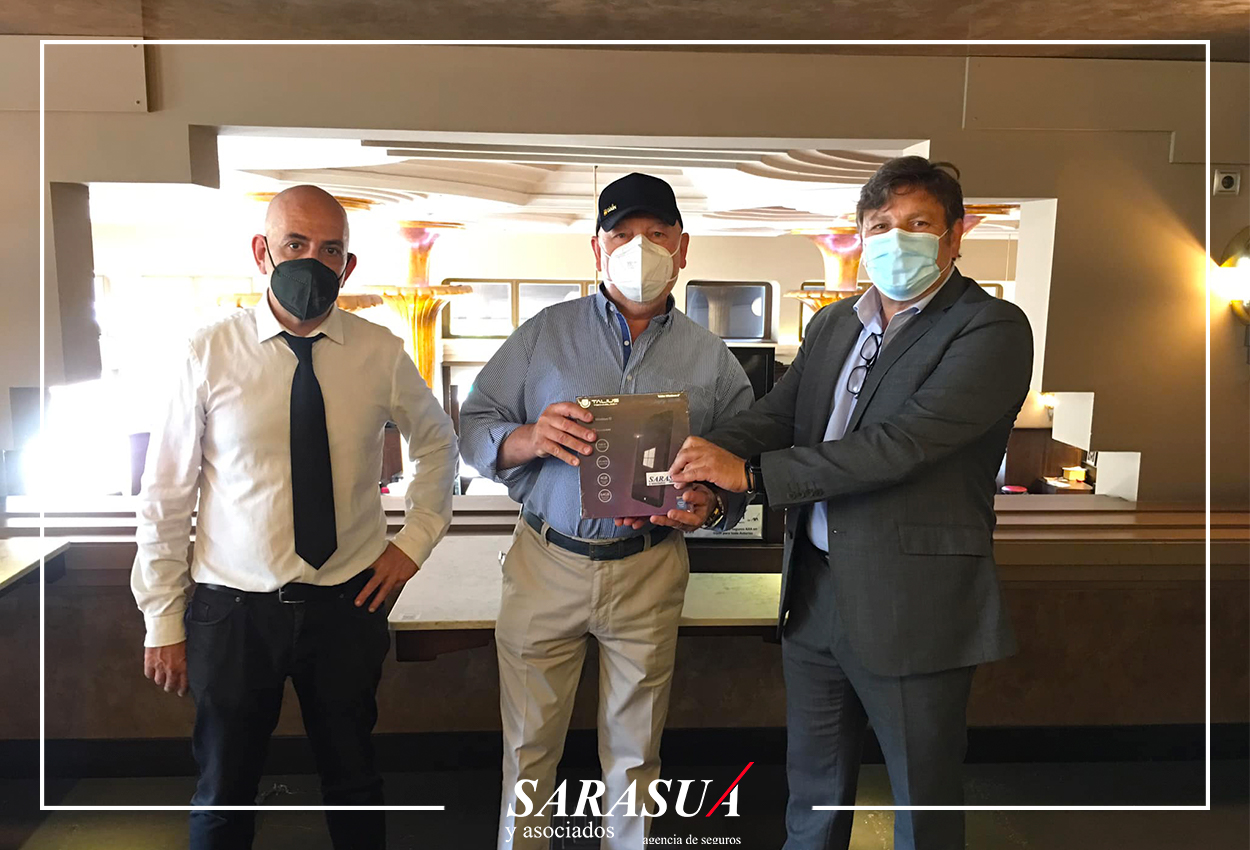 Reinerio Sarasúa entrega la tablet a José Carlos Entrega de premios Sorteo Sarasúa x Dindurra